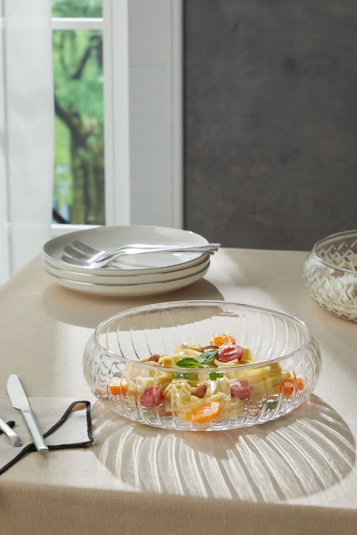 bir masa üzerinde duran bir kase yemek