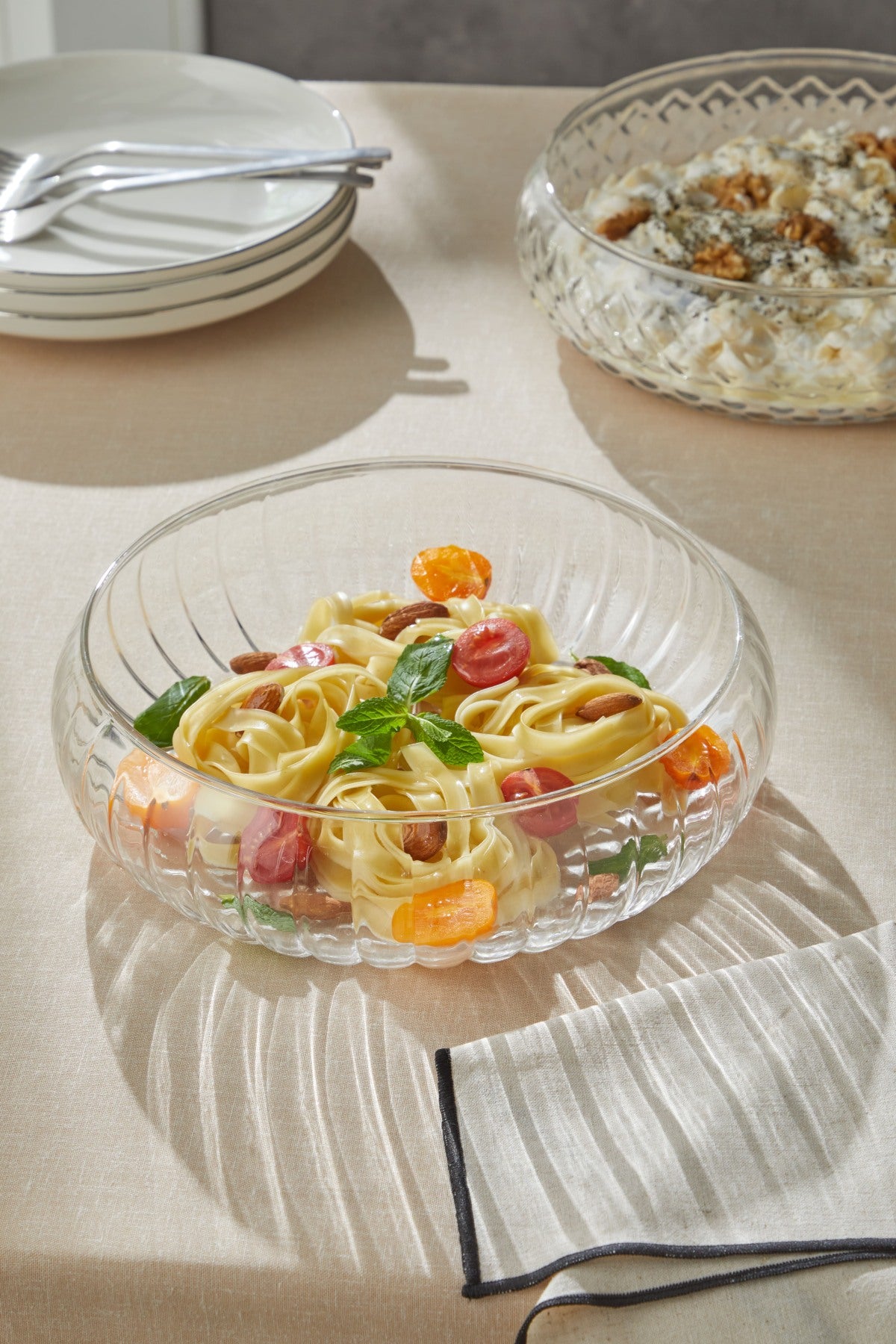 bir masa üzerinde duran bir kase makarna ve sebzeler