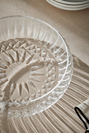 bir masa üzerinde duran bir şeffaf cam tabak