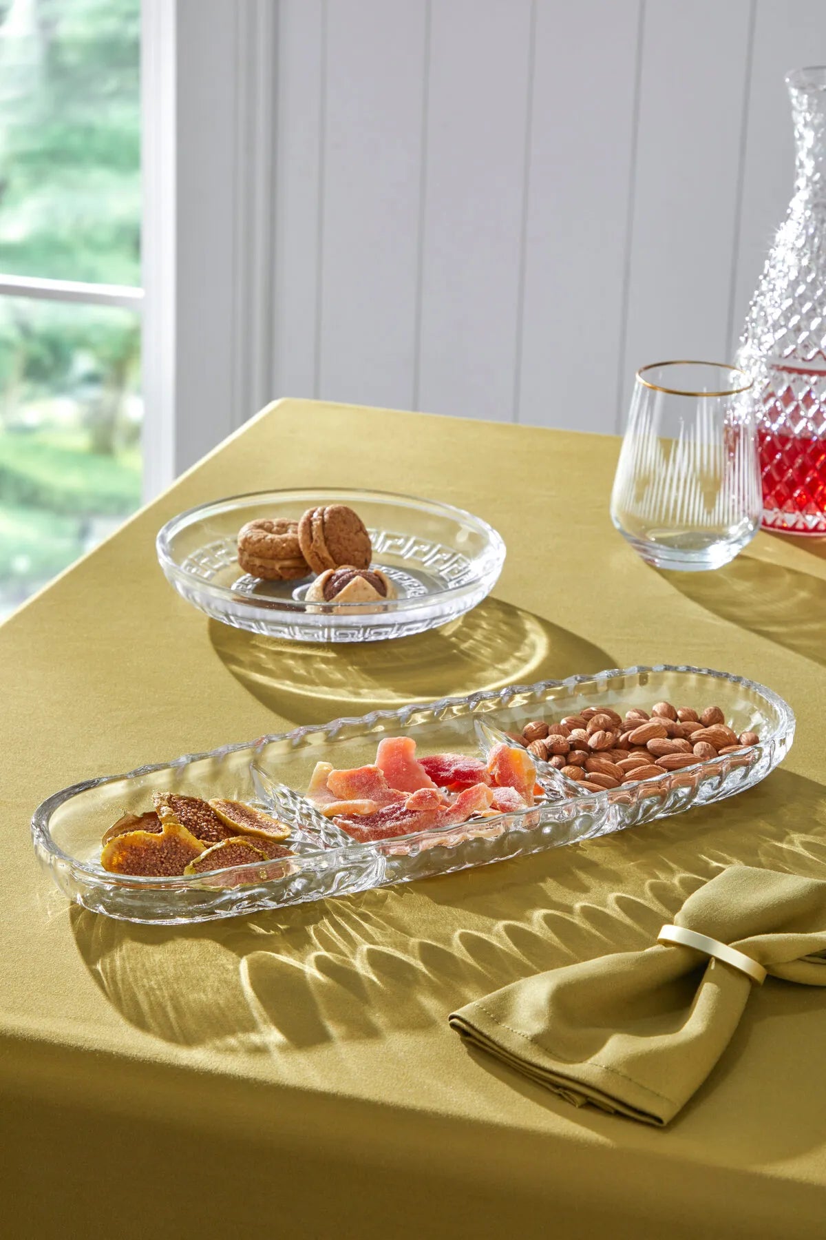 bir masada birkaç tabak yemek