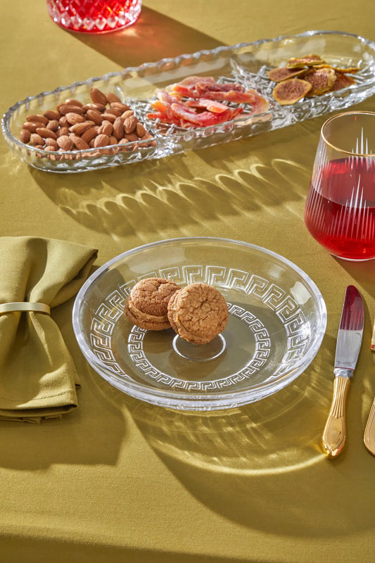 yemek tabağı ile kaplı bir masa ve bir şarap kadehi