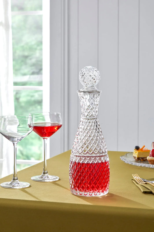 bir masa üzerinde bir şişe şarap ve iki bardak