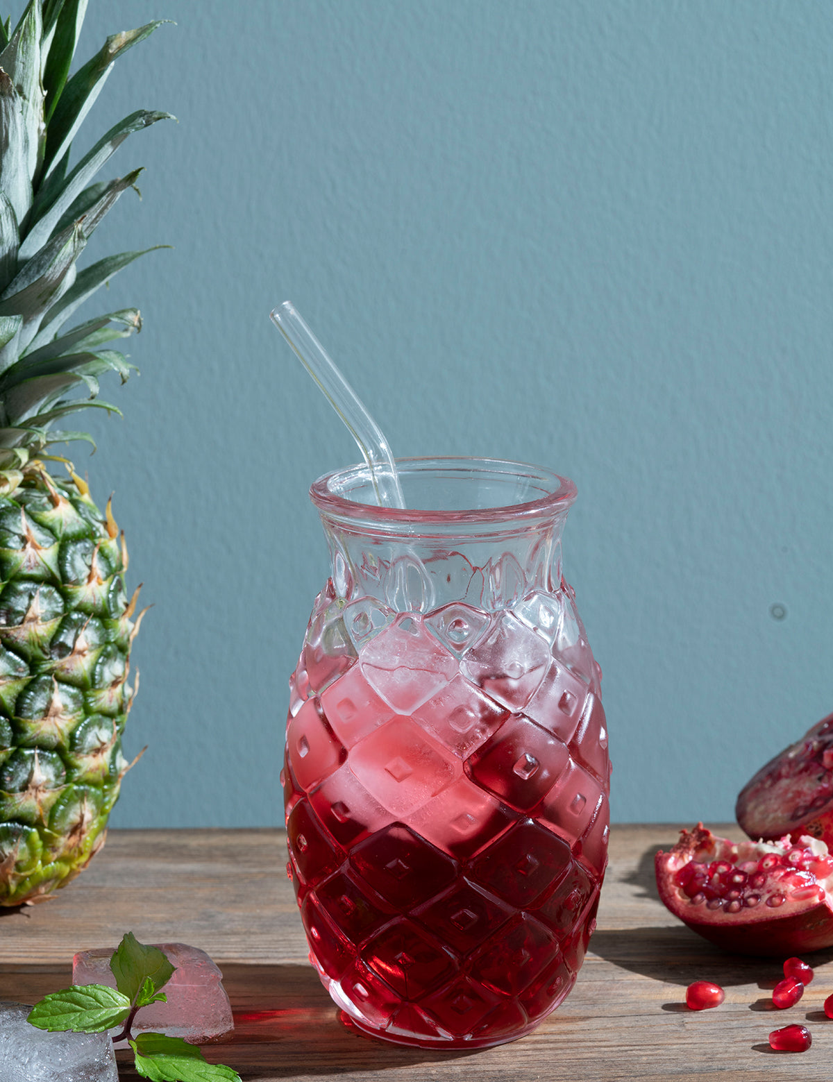 bir masa üzerinde bir ananas ve bir su bardağı
