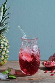 bir masa üzerinde bir ananas ve bir su bardağı